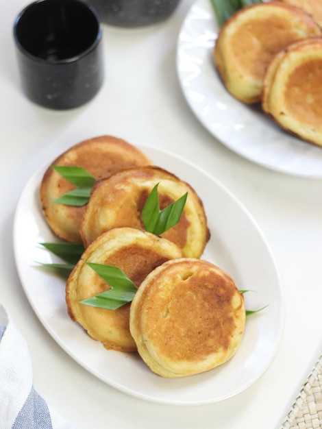 O bolo Kue Khamir ou Khamir é um lanche típico de Pamulang, Java Central, que foi adaptado do árabe