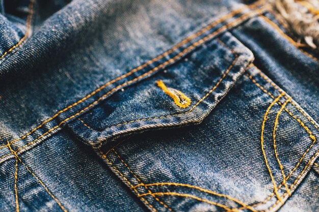 O bolso da jaqueta jeans é azul em close-up Fundo de publicidade do fabricante de roupas jeans