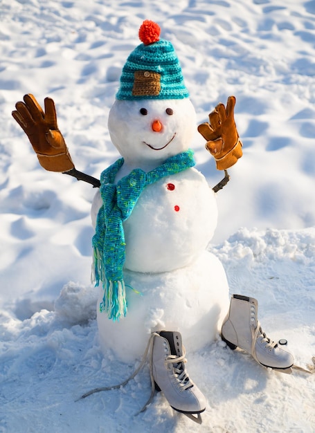 O boneco de neve está usando um chapéu de pele e cachecol boneco de neve de natal fechar com cachecol boneco de neve engraçado em st.