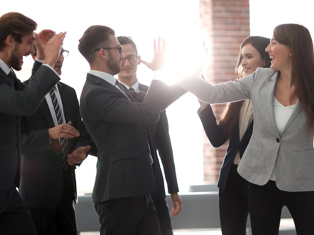 O bonito empresário fica tão feliz porque ele pode ganhar muito dinheiro com seu negócio