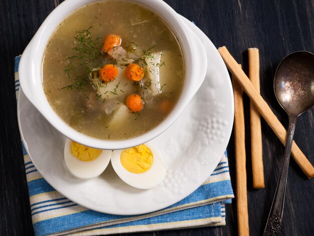 O borsch Shchaveloviy é uma sopa ucraniana / russa clássica. Sopa servida quente com endro fresco e creme de leite.