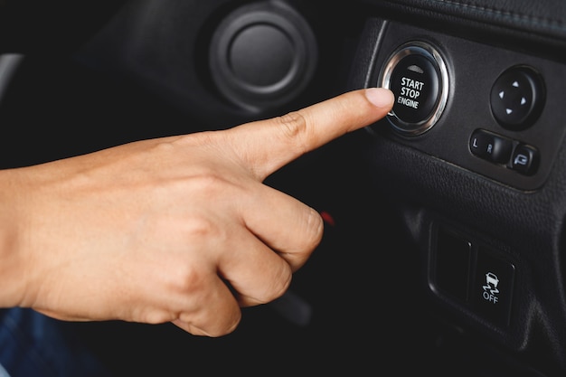 O botão iniciar funcionará junto com a chave inteligente para se comunicar entre o carro e a chave inteligente. sem a chave inteligente, o carro não pode ser destrancado. ou ligue o motor