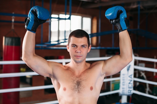 O boxeador com cara de zangado levantou a mão.