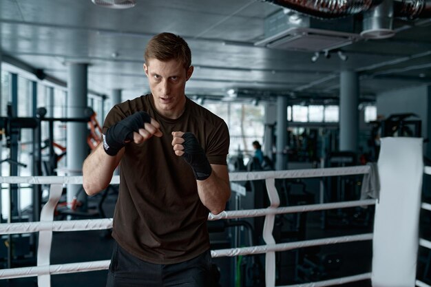 O boxeador de confiança faz exercício de boxe de treinamento esportivo