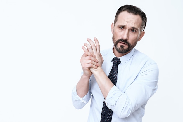 Foto o braço de um homem está doendo. dói ele, ele sofre.