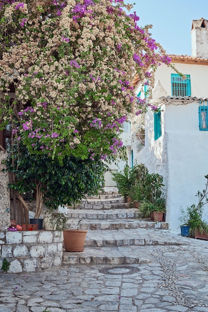 O branco mediterrâneo antigo estreita as ruas. Turquia, Marmaris. Viajar no verão