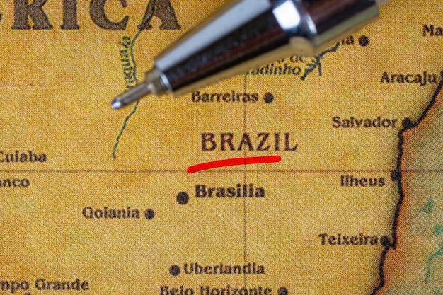 Foto o brasil está marcado no mapa com uma faixa vermelha