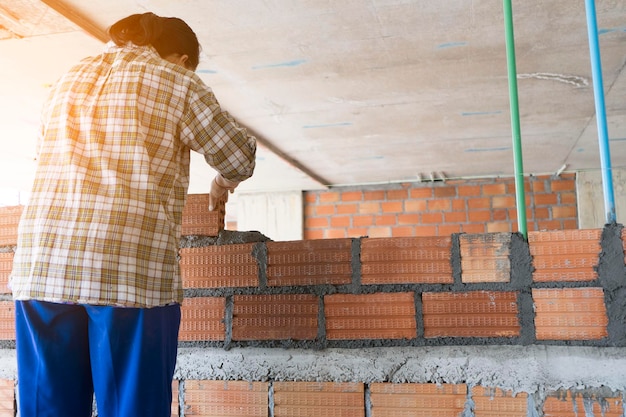 O brickman está a trabalhar na área de construção.