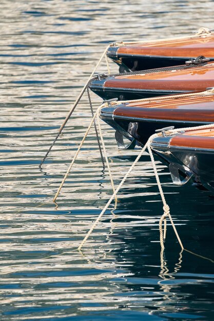 O brilho do sol nos barcos de tabuleiro brilhante a tranquilidade da água azul no porto Hércules arcos de barcos ancorados em