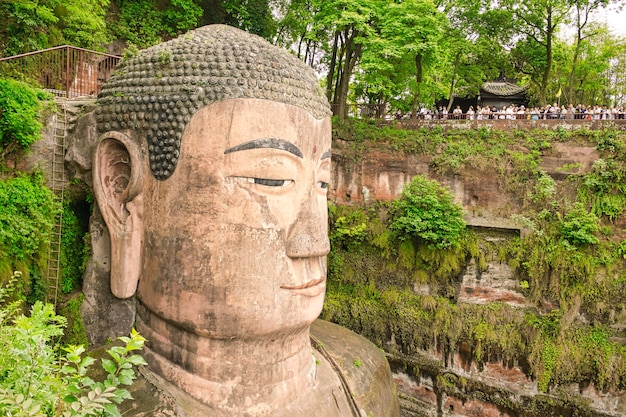 O Buda Gigante Leshan é uma estátua de pedra de 71 metros de altura.