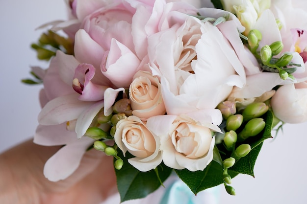 O buquê da noiva de peônias rosa suaves e rosas brancas Floricultura de casamentoForma clássica