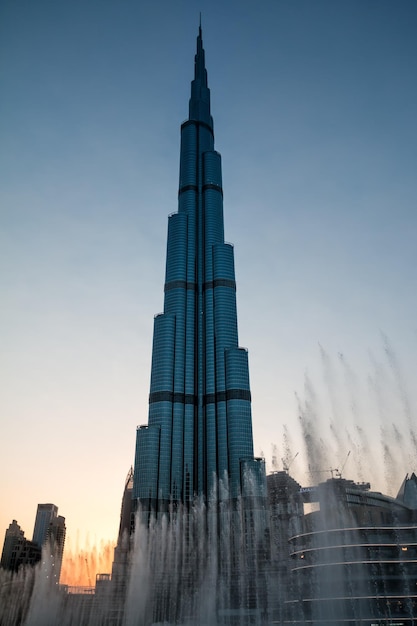 O burj khalifa é um arranha-céu em dubai