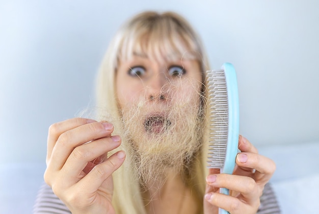 O cabelo da mulher está caindo Foco seletivo