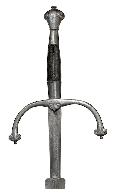 O cabo superior e a guarda cruzada de uma antiga espada longa isolada em um fundo branco