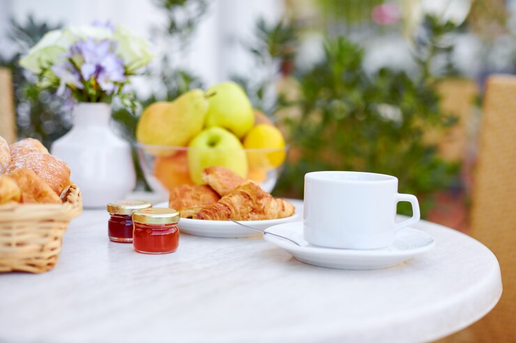 O café da manhã é servido no terraço