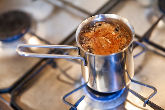 O café é feito em um fogão a gás.