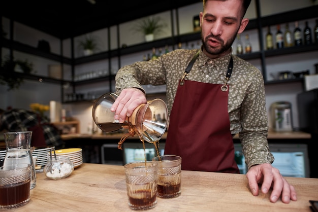 o café é feito por chemex. sabor inesquecível de café fresco