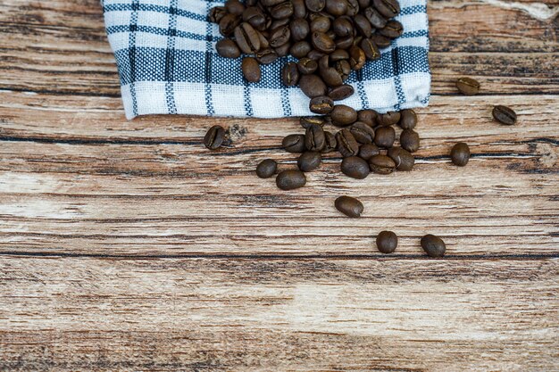 O café é uma bebida fermentada preparada a partir de grãos de café torrados, as sementes de bagas de certas espécies de Coffea.