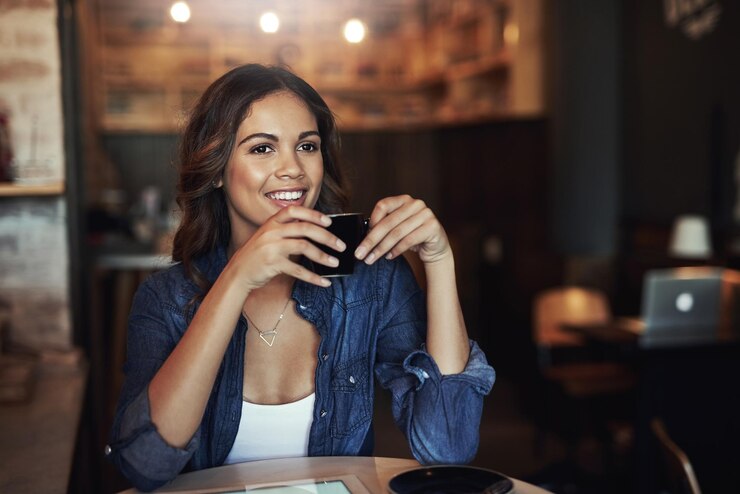 Foto o café sempre será seu primeiro amor foto de uma jovem relaxada usando seu tablet em uma cafeteria