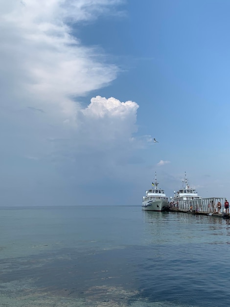 O cais do mar Navios no cais