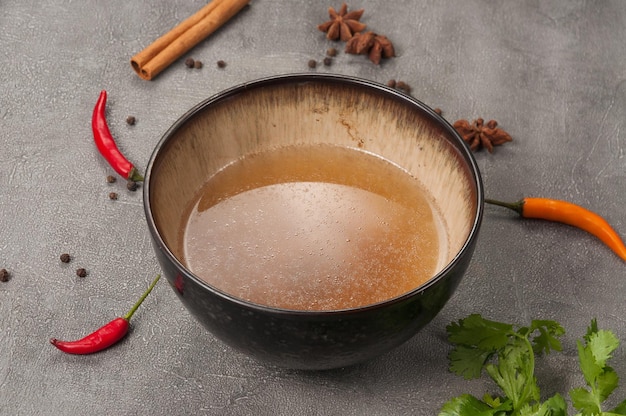 O caldo asiático é a base de muitas deliciosas sopas populares