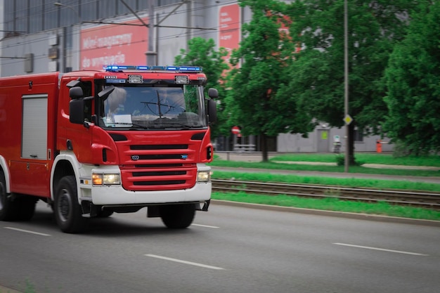 O caminhão de bombeiros monta uma chamada