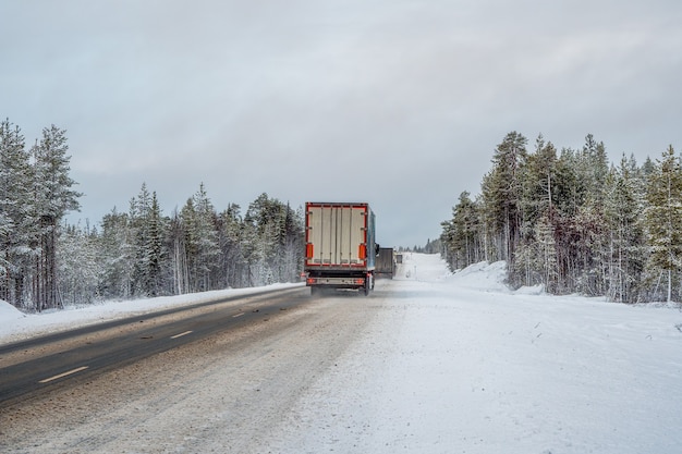 O caminhão percorre uma estrada ártica coberta de neve.
