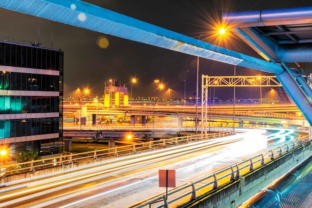 O caminho da prosperidade da capital A paisagem residencial de Bangkok A capital real da Tailândia Há trânsito A estrada que liga faz o trânsito conectar