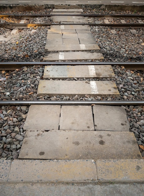 O caminho do bloco de concreto para atravessar a via férrea