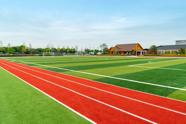 O campo de futebol e a cabana estão no parque