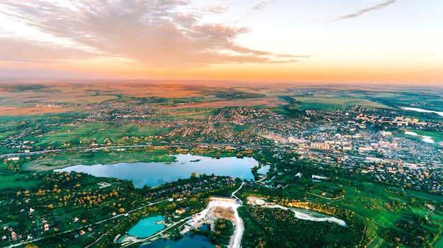 O campo verde é no tiro do sol com o drone