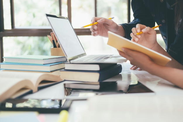 O campus de jovens estudantes ajuda os amigos a aprender e a aprender.