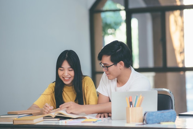 O campus de jovens estudantes ajuda seus amigos a se atualizarem e aprenderem