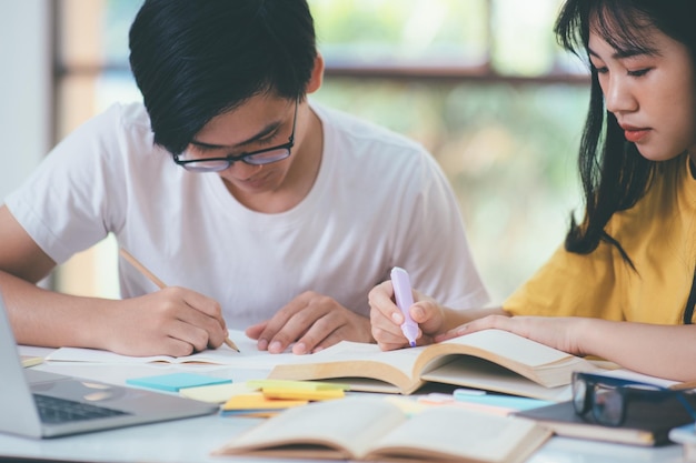 O campus de jovens estudantes ajuda seus amigos a se atualizarem e aprenderem