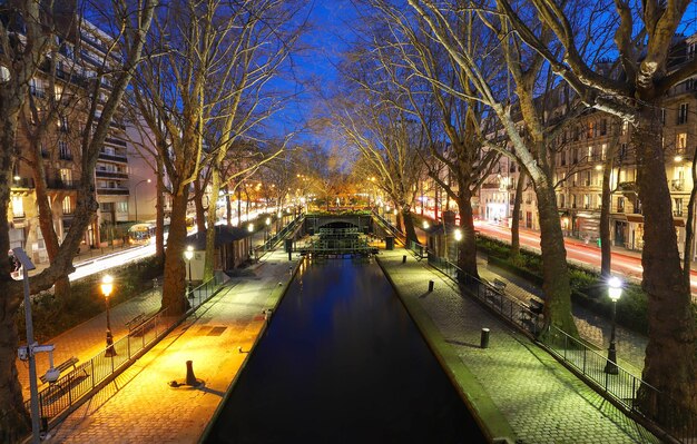 O Canal SaintMartin à noite É um longo canal em Paris que liga o Canal de l'Ourcq ao rio Sena