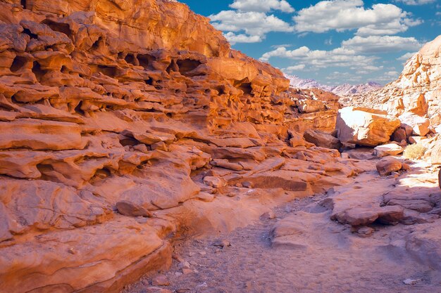 O canyon colorido é uma formação rochosa na península do sinai do sul (egito). rochas do deserto de fundo de arenito multicolorido.