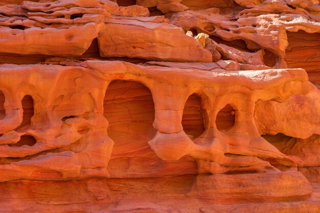 O Canyon colorido é uma formação rochosa no deserto do sul do Sinai Egito, rochas de arenito multicolorido