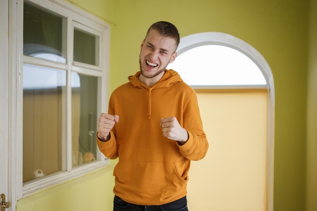 O cara de roupas laranja se alegra