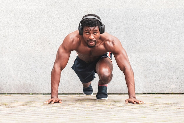 O cara do esporte afro-americano está focado em começar o corredor atlético está pronto para correr, o cara está treinando