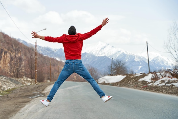 O cara está feliz em viajar para as montanhas