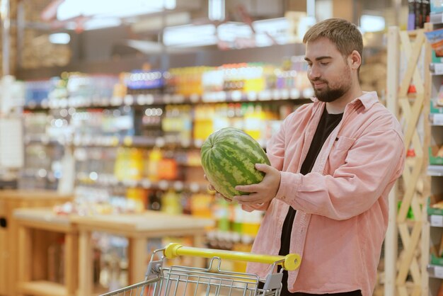 O cara faz compras no supermercado o conceito de compras