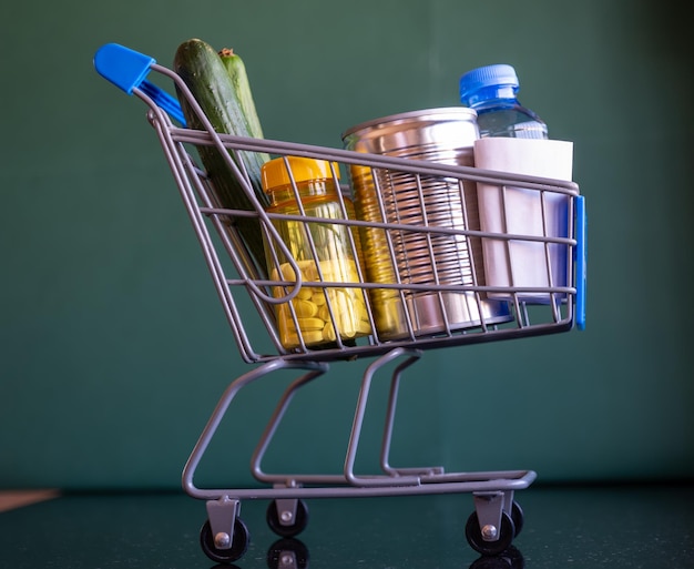 Foto o carrinho de compras representa os custos de vida, mantendo os suprimentos da casa.