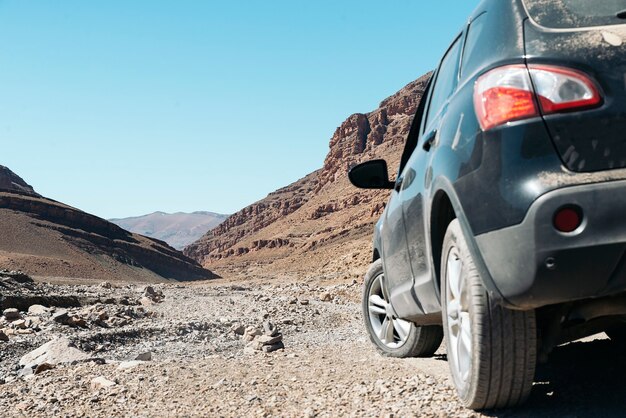 O carro 4x4 offroad vai para a montanha. Conceito de aventura.