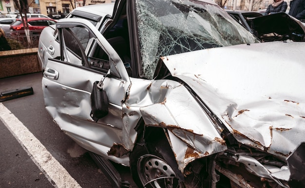 O carro após o acidente Carro quebrado na estrada O corpo do carro é danificado como resultado de um a