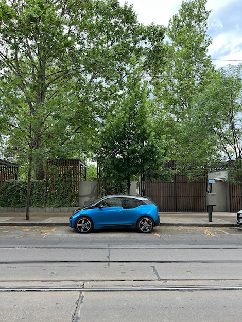 O carro azul está estacionado na cerca do parque verde Budapeste Hungria