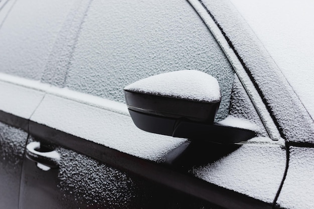 O carro de Vlack está coberto de neve fresca