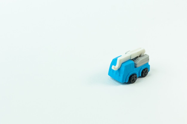 O carro do brinquedo da construção na imagem de fundo branca.