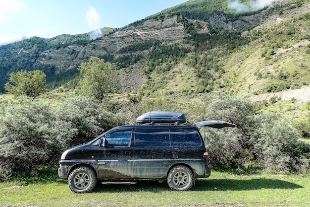 Foto o carro está na montanha perto da cachoeira saltinsky rússia daguestão junho 2021