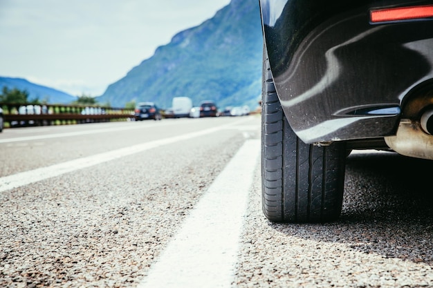 O carro está parado no asfalto da pista de avaria e no pneu Itália