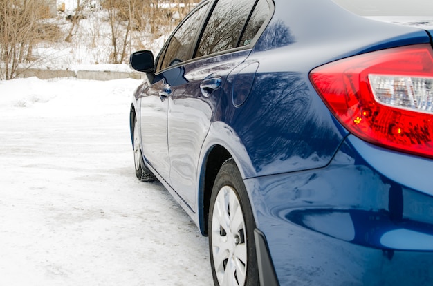 O carro estacionou na natureza de cores diferentes de diferentes ângulos